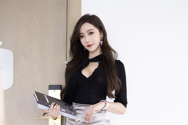 包臀裙小嫂子出租屋偷情